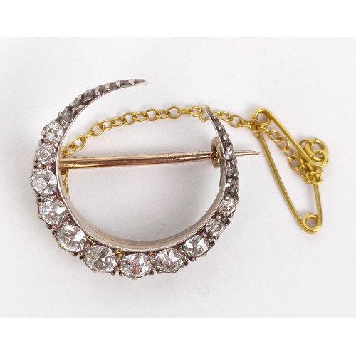 98 - An early 20th century diamond crescent brooch, all in 2.7 g