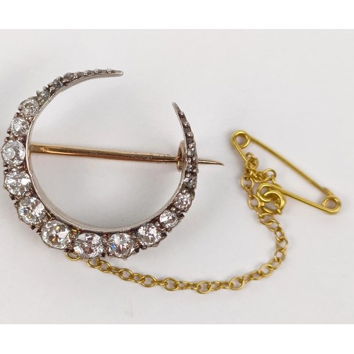 98 - An early 20th century diamond crescent brooch, all in 2.7 g