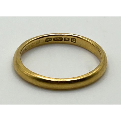 129 - A 22ct gold wedding band, 2.7 g