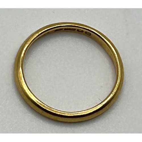 129 - A 22ct gold wedding band, 2.7 g