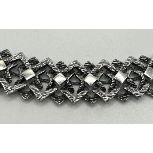 137 - A modern decorative silver bracelet