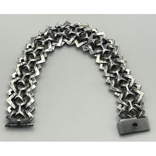 137 - A modern decorative silver bracelet