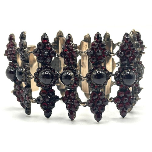 211 - A 19th century garnet bracelet