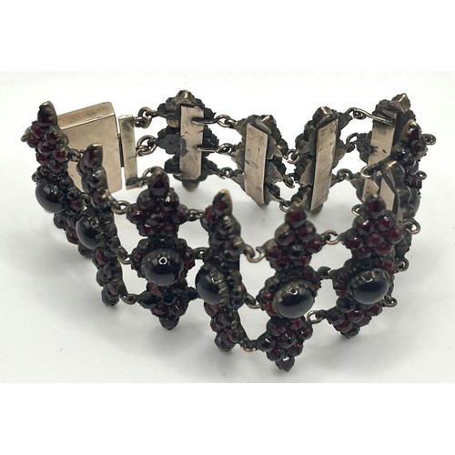 211 - A 19th century garnet bracelet