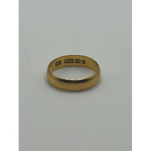 48 - A 22ct gold wedding band, ring size O, 3.6 g