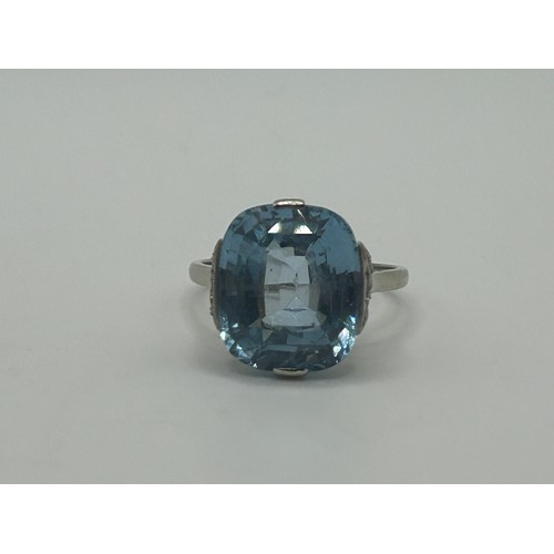 19 - An 18ct white gold and aquamarine ring, ring size M, in a vintage jewellery box