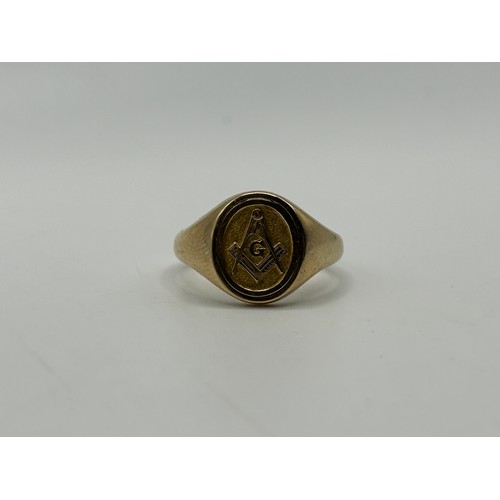 28 - A 9ct gold Masonic signet ring, with an engraved revolving plaque, ring size T, 7.3 g