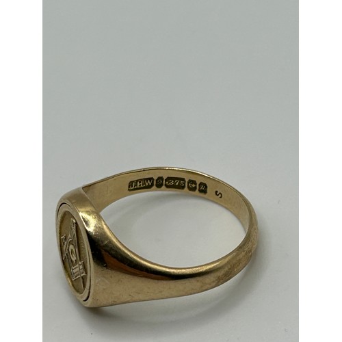 28 - A 9ct gold Masonic signet ring, with an engraved revolving plaque, ring size T, 7.3 g