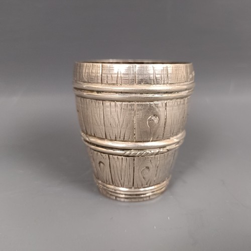 355 - A Continental silver novelty beaker, in the form of a barrel, 62 g