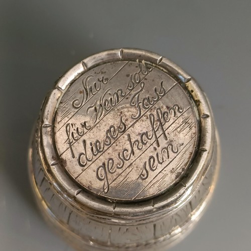 355 - A Continental silver novelty beaker, in the form of a barrel, 62 g