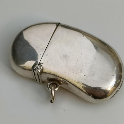 365 - A late Victorian silver novelty vesta, in the form of a bean, with motto Lucky Bean, Chester 1901, 1... 