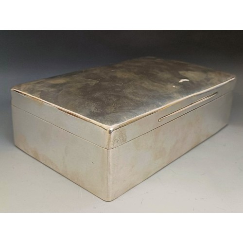 377 - An Edward VII silver cigar box, London 1902, 24 cm wide