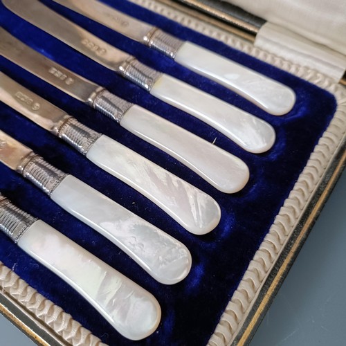 392 - A set of six George V silver and mother of pearl handled butter knives, Sheffield 1911, cased