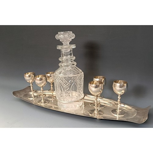 405 - A George V silver liqueur set, comprising a fitted tray, six goblets, and a cut glass decanter, Birm... 