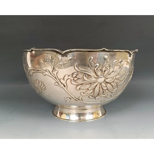 412 - A Japanese silver bowl, decorated flowers, stamped Miyamoto Shoko, Tokyo, 895 g