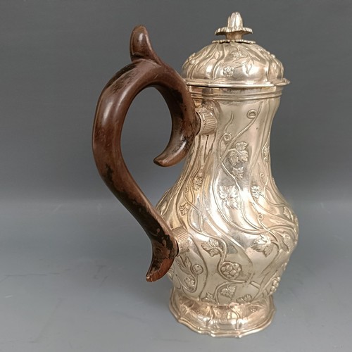 415 - An 18th century Continental silver coffee pot, with a carved wooden handle, possibly Augsburg, 340 g