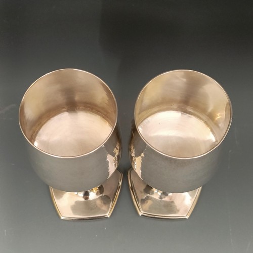 428 - A pair of Elizabeth II silver goblets, by the Guild of Handicraft, London 1995, 12.3 ozt (2)