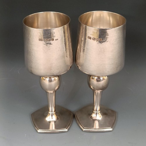 428 - A pair of Elizabeth II silver goblets, by the Guild of Handicraft, London 1995, 12.3 ozt (2)