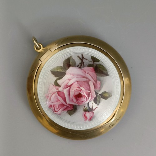 447 - A Continental silver gilt coloured metal and enamel compact, decorated roses, all in 37.1 g