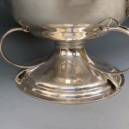 448 - An Art Nouveau silver pedestal bowl, London 1905, 20.4 ozt