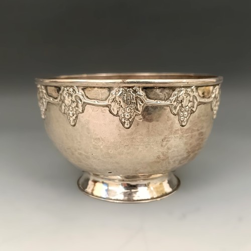 451 - A George V silver bowl, decorated grapes and vines, A E Jones, Birmingham 1913, 3.6 ozt