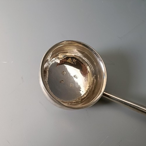 379 - An 18th century silver coloured metal and turned wood toddy ladle, 42 cm wide