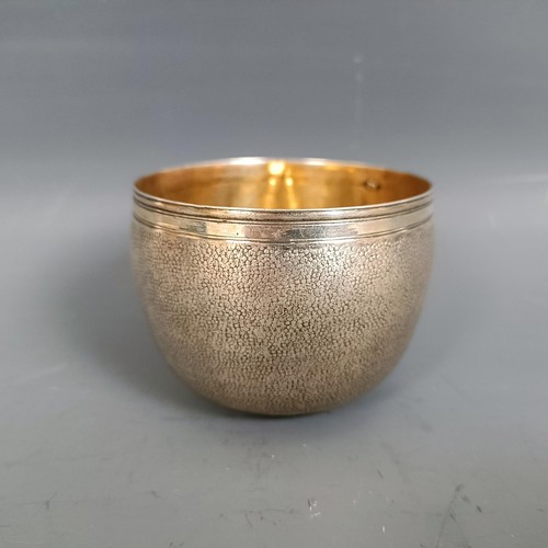 449 - An Augsburg silver and silver gilt bowl/tumbler, 71 g