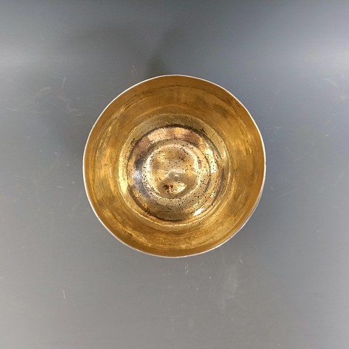 449 - An Augsburg silver and silver gilt bowl/tumbler, 71 g