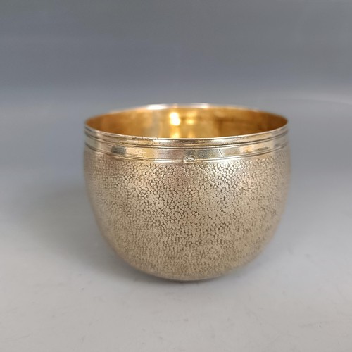 449 - An Augsburg silver and silver gilt bowl/tumbler, 71 g