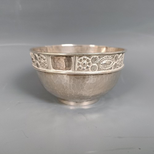 450 - An Edward VII Art Deco hand drawn silver bowl, with a stylised floral border, Amy Sandheim, London 1... 