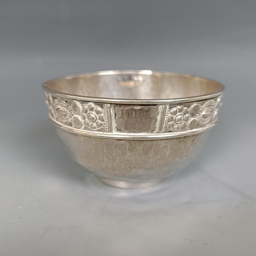 450 - An Edward VII Art Deco hand drawn silver bowl, with a stylised floral border, Amy Sandheim, London 1... 