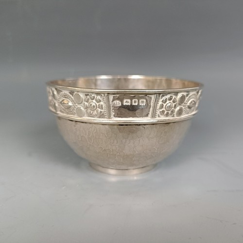 450 - An Edward VII Art Deco hand drawn silver bowl, with a stylised floral border, Amy Sandheim, London 1... 