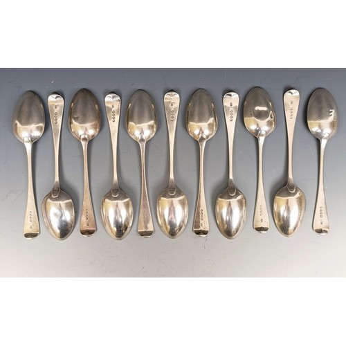 568 - A set of eleven Victorian Old English pattern dessertspoons, London 1862, 14 ozt