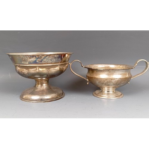 571 - An Elizabeth II silver bowl, and a trophy cup, 10 ozt