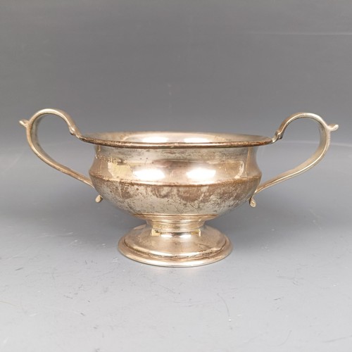 571 - An Elizabeth II silver bowl, and a trophy cup, 10 ozt