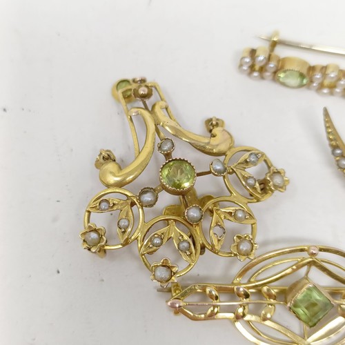 94 - A peridot and pearl pendant, and three brooches (4)