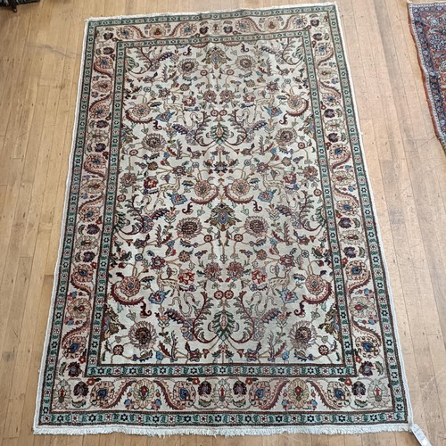 961 - A Persian handmade Tabriz carpet, 290 x 192 cm