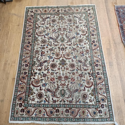 961 - A Persian handmade Tabriz carpet, 290 x 192 cm