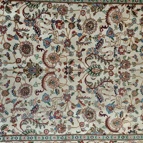 961 - A Persian handmade Tabriz carpet, 290 x 192 cm