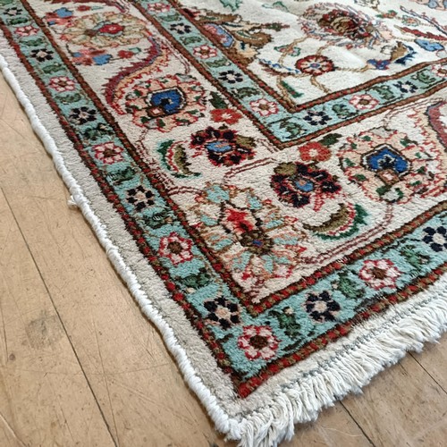 961 - A Persian handmade Tabriz carpet, 290 x 192 cm