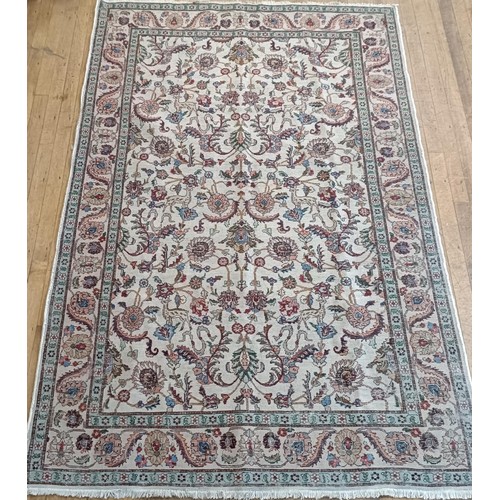 961 - A Persian handmade Tabriz carpet, 290 x 192 cm