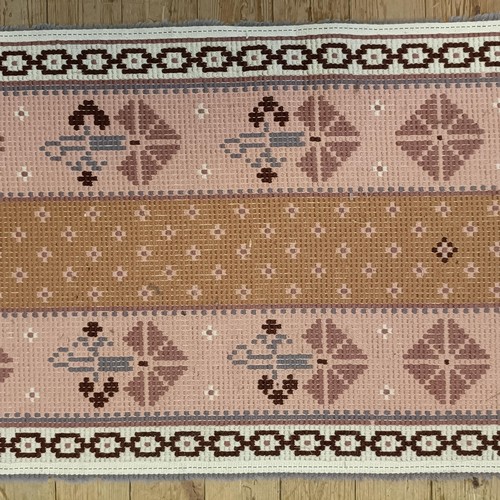 965 - A red ground runner, 275 x 75 cm, and a cream ground runner, 300 x 70 cm (2)