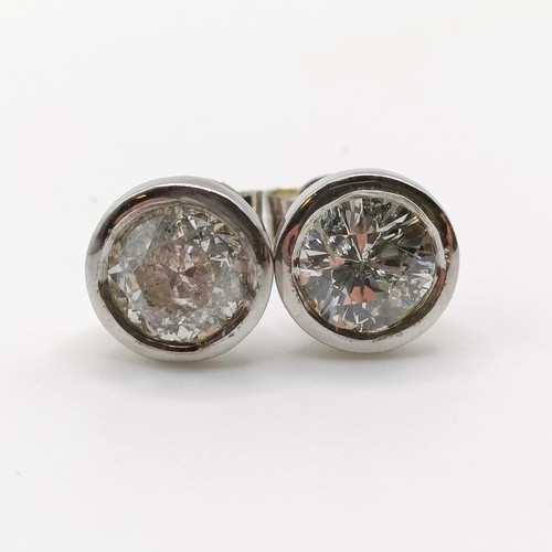 236 - A pair of diamond stud earrings,  diamond weight 1.0 and 0.95 ct aprox