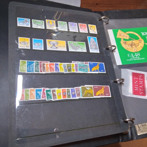 299 - Ireland, comprehensive collection from 1922 -1960, all stamps represented, in unused condition, many... 