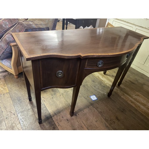 1696 - A mahogany and satinwood crossbanded serpentine front sideboard, 161 cm wide