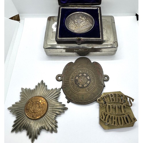 935 - A rare For Voluntary War Work in India 1914-19 badge, cased, with a pin, various medallions, a St Be... 