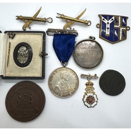 935 - A rare For Voluntary War Work in India 1914-19 badge, cased, with a pin, various medallions, a St Be... 