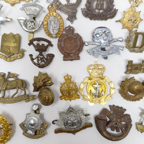 985 - Assorted military cap and other badges