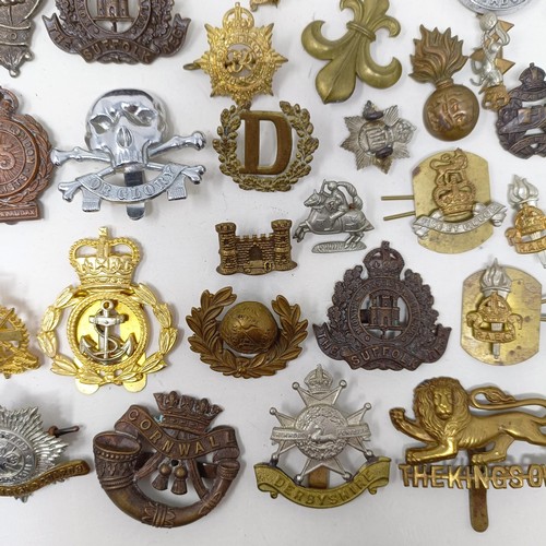 985 - Assorted military cap and other badges