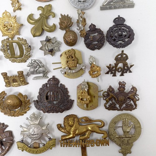 985 - Assorted military cap and other badges